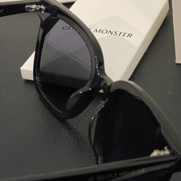 Gentle Monster Bold Black Sunglasses Gold Accent Viral Style main image 12